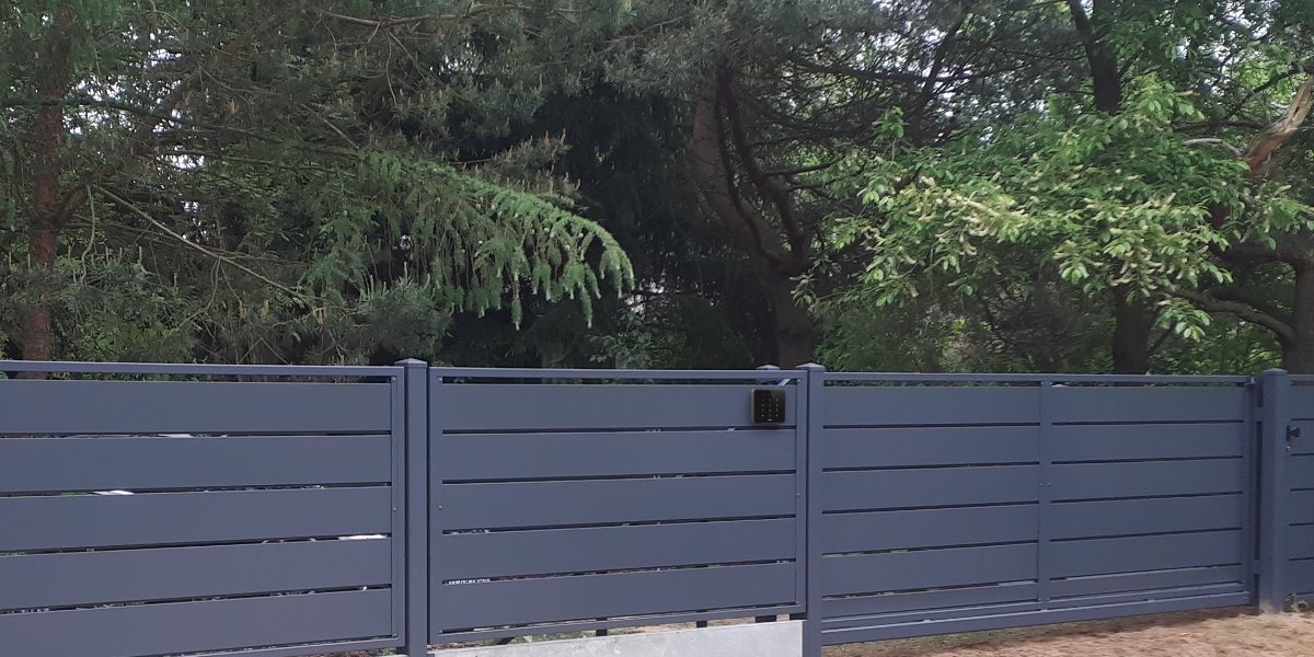 widok na bramę wjazdową z domofonem