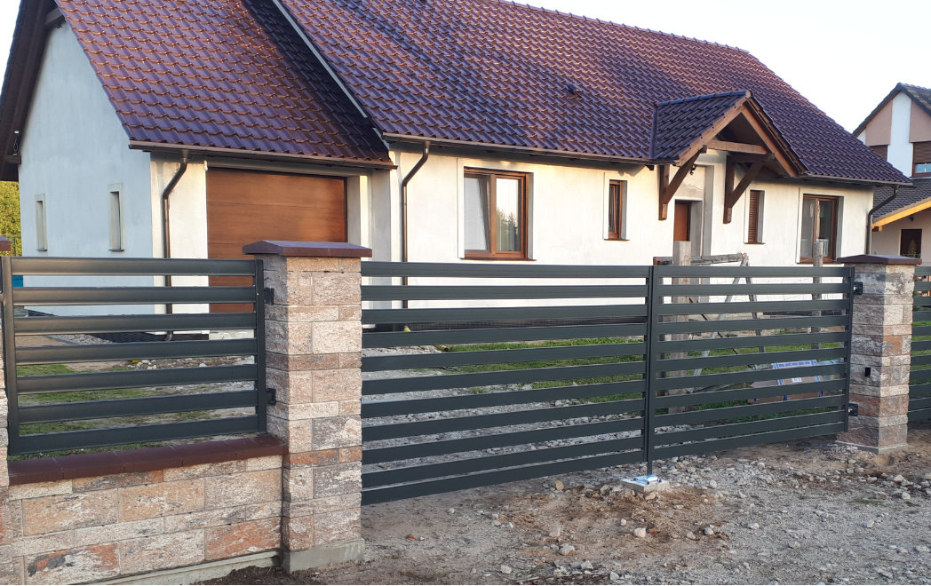 ogrodzenie z murowanymi z cegły słupkami