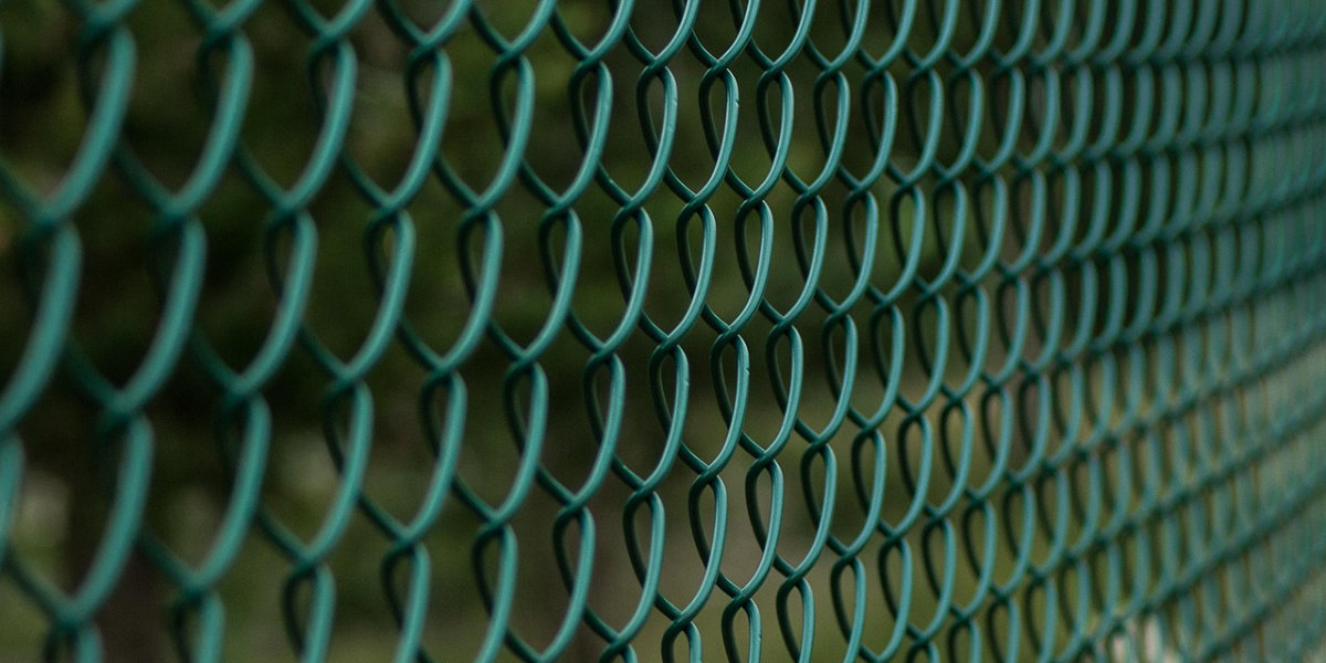 widok na bramę wjazdową z domofonem