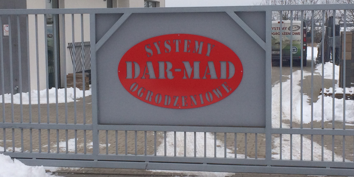widok na bramę wjazdową z logo firmy dar-mad
